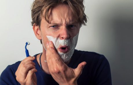 איך להתגלח עם אקנה – 8 טיפים מרופאי עור